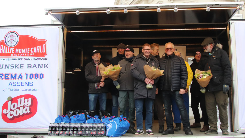 Deltagerne i Rallye Monte Carlo Historique fik på scenen overrakt blomster og goodiebags fra de handlende i Assens.
(Foto: Allan Post)